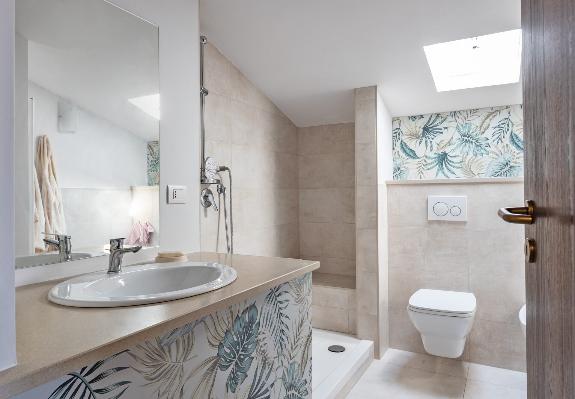 Bagno realizzato ex novo con pannelli Coverwall LIZEA e piastrelle neutre, perfettamente integrati per creare un ambiente moderno e personalizzato dal carattere tropicale. Realizzato su misura – LIZEA, Acqui Terme